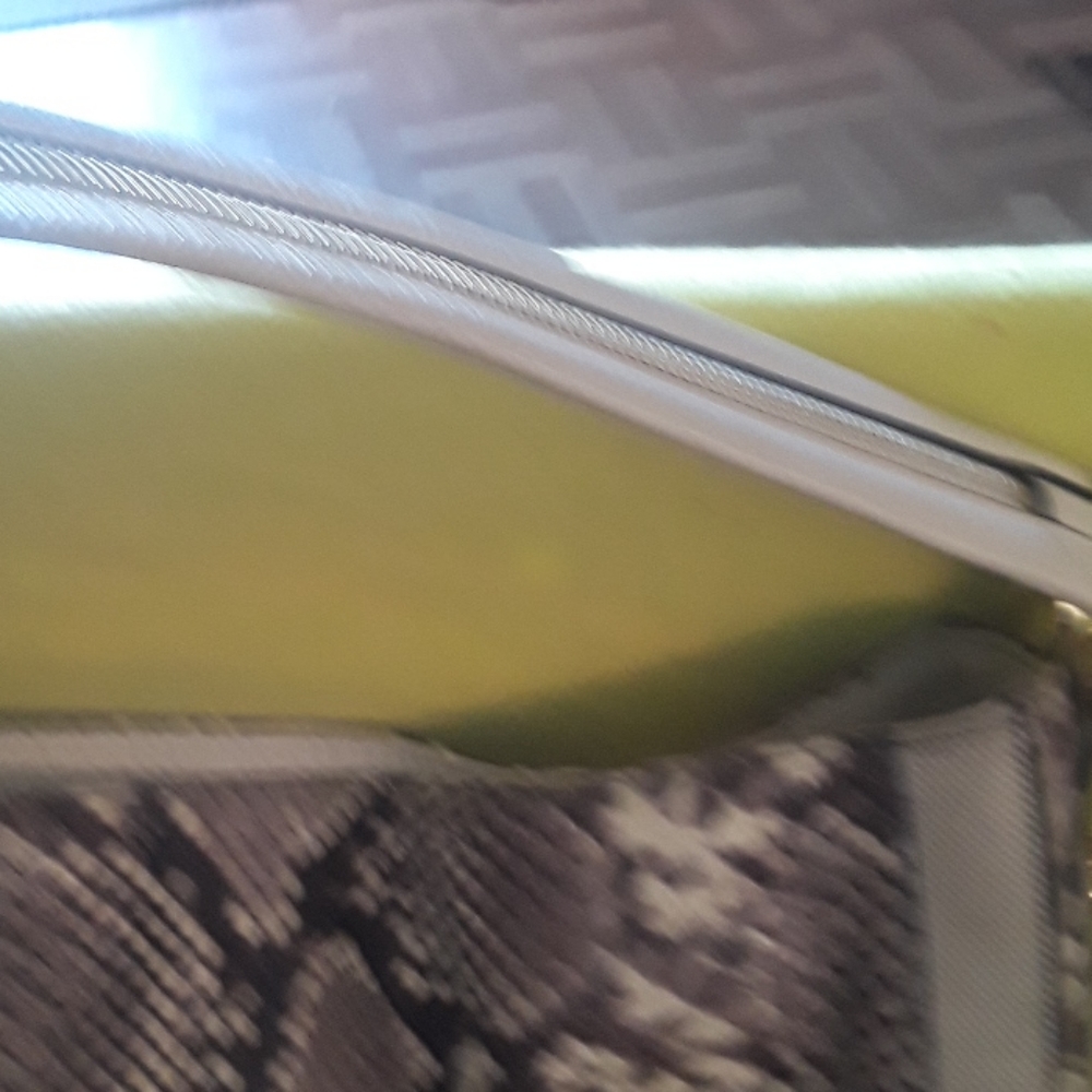Handbag - Picture 2 of 6
